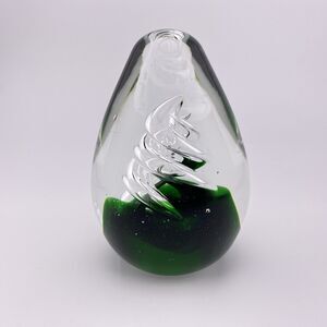 VTG PAPERWEIGHT HAND BLOWN ART GLASS GREEN TO CLEAR WITH SWIRL CONTROLLED BUBBLE